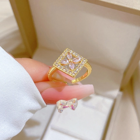 Anello Regolabile Aperto In Ottone Placcato Oro 18K Fiore Quadrato Zirconia Rosa Bianca Gioielli Donna