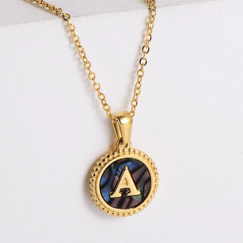 Dames Ketting Van Roestvrij Staal 18K Verguld Ronde Letter Hanger Met Gekleurde Schelp Kunstparelmoer