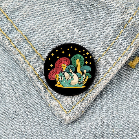 Broche en Émail Grenouille Dessin Animé Jouant du Banjo Champignon Illustration Animale Rétro Badge Rond pour Décoration Vêtements