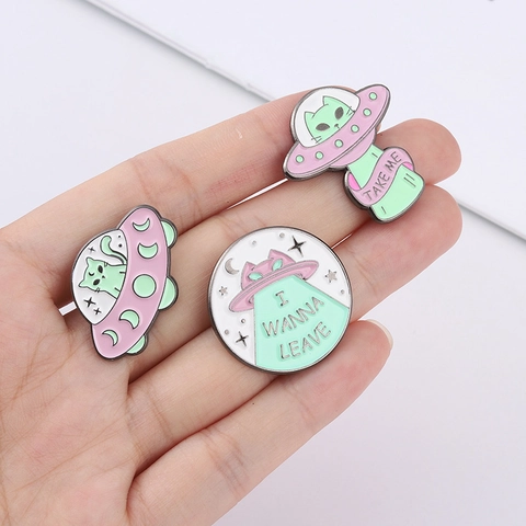 Drôle Chat Extraterrestre OVNI Épinglette en Émail Broche en Alliage Badge de Vaisseau Spatial Accessoire de Dessin Animé