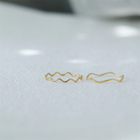 Anello Geometrico A Onde Minimalista In Acciaio Inossidabile Placcato Oro Sottile Chic Fascia Impilabile Per Donna