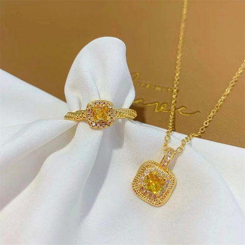 Collana Con Pendente A Cubetto Di Zucchero In Zircone Giallo Quadrato E Anello Gioielli In Acciaio Al Titanio Placcato Oro 18K Da Donna