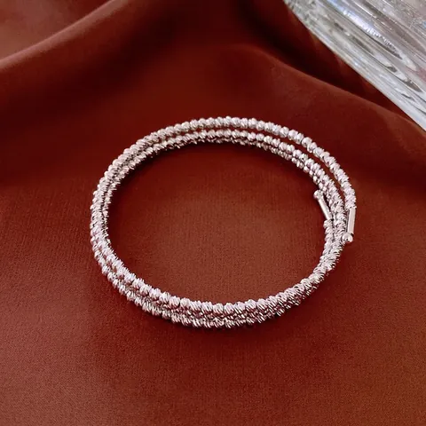 Multi-Layer Gedrehter Armreif Kupfer Silberfarben Perlenstruktur Minimalistischer Nischenschmuck Für Damen