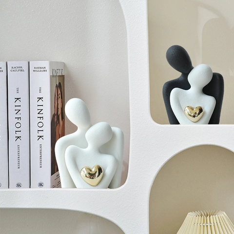 Abstract Couple Statues Figurines Hugging Ceramic Resin Art Decor With Gold Heart For Living Room Office Shelf Modern
