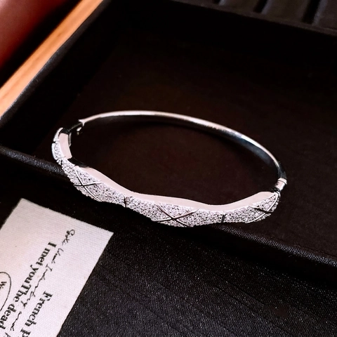 Eleganter Gesteppter Armreif Kupfer Vergoldet Mit Zirkonia Pavé Oval Kreuz Mode Schmuck Für Damen