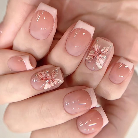 Franse Press On Nagels 3D Bloem Vlinder Korte Vierkante Vorm Nude Roze Gradiënt Glanzende Kunstnagels Voor Vrouwen