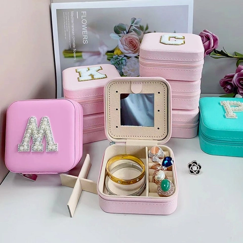 Boîte À Bijoux Portable Cuir PU Broderie Alphabet Étui De Rangement Voyage Avec Miroir Pour Bagues Boucles D'oreilles