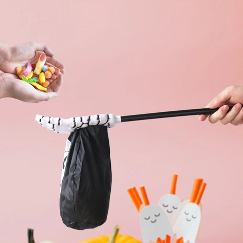 Halloween Trick Or Treat Candy Bag Long Handle Skeleton Monster Hand Claw Plastic Toy Prop For Kids Festive Decoration