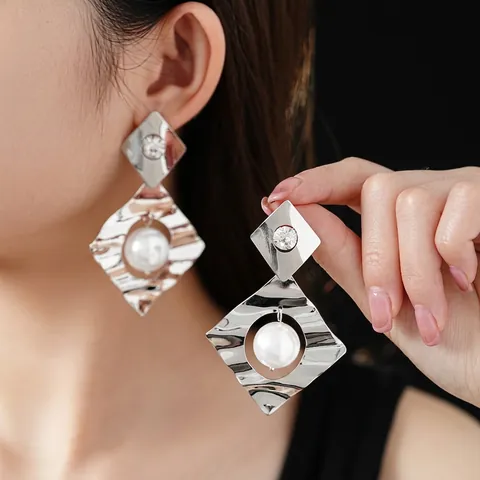 Orecchini A Lobo In Metallo A Onda Romboidale Con Künstliche Perle Artificiali Strass E Perno In Argento Gioielli Eleganti