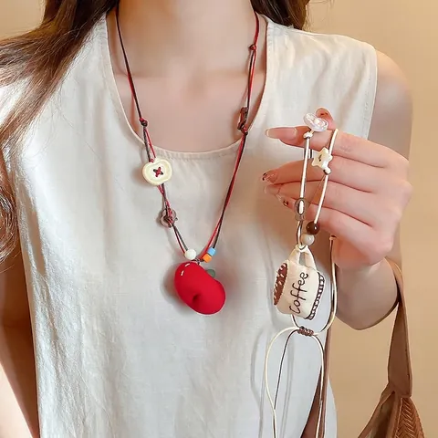 Collier Pendentif Pomme Café En Tissu Et Bois Fait Main Chaîne De Pull Style Pastoral Femmes Accessoire Perlé Mignon