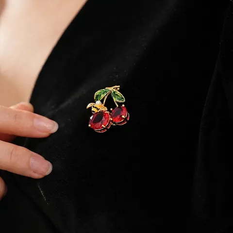 Spilla Ciliegia E Ape Vetro Perla Artificial Rame Smalto Frutta Animale Moda Dolce Elegante Gioielli Per Donna