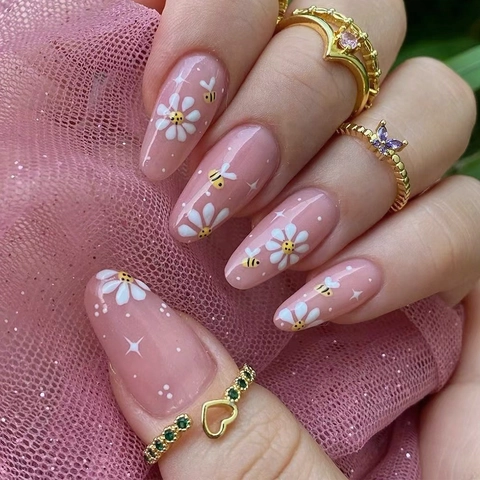 Press On Nails Korte Amandelvorm Bij Margriet Bloem Patroon Zoete Ster Accenten Voor Vrouwen Charmante Manicure