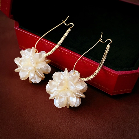 Elegante Acryl Blumen Lange Haken Ohrringe Strass Legierung Für Frauen Süßer Französischer Stil Blumenschmuck