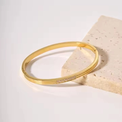 Bracciale Rigido in Acciaio al Titanio con Anello Geometrico e Strass per Donna Lusso Placcato Oro 18K Gioielli di Moda di Alta Classe