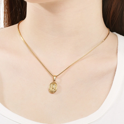 Collar Con Colgante De Retrato Ovalado Acero Inoxidable Jesús Relieve Religioso Retro Hip Hop Joyería Para Hombre Mujer