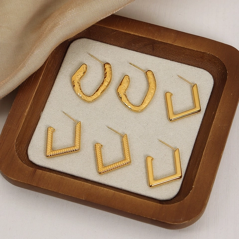 Modieuze Titaniumstaal 18K Vergulde Geometrische Oorbellen Voor Dames Getextureerde Ruit U-Vormige Sieraden Cadeau