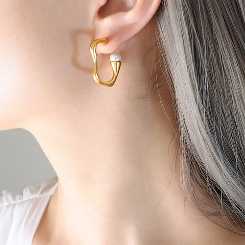 Orecchini A Cerchio A Forma Di U A Onde Irregolari Placcati Oro 18K Acciaio Inossidabile Perla Artificial Gioielli Da Donna