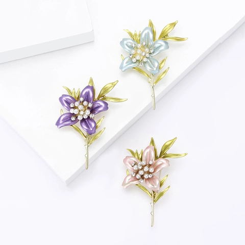 Eleganter Lilienblüte Brosche Aus Legierung Emaille Mit Kunstperle Strass Vergoldet Blumen Anstecknadel Damen Anzug Mantel Schmuck Geschenk
