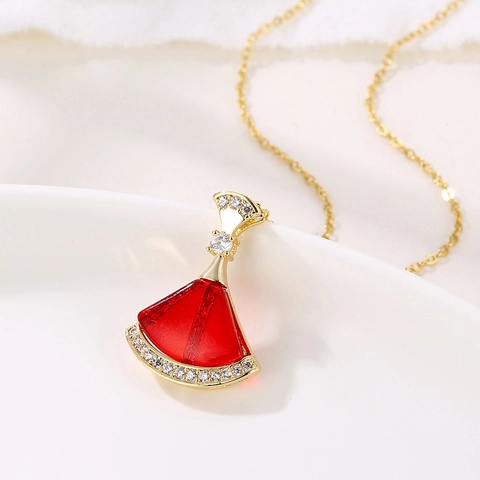 Collana Con Pendente A Forma Di Ventaglio In Acciaio Inossidabile Placcato Oro 18K Resina Rossa Zircone Intarsiato Donna
