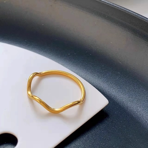 Geometrischer Wellenring Minimalistischer Titanstahl Polierter Hochwertiger Modeschmuck Für Damen