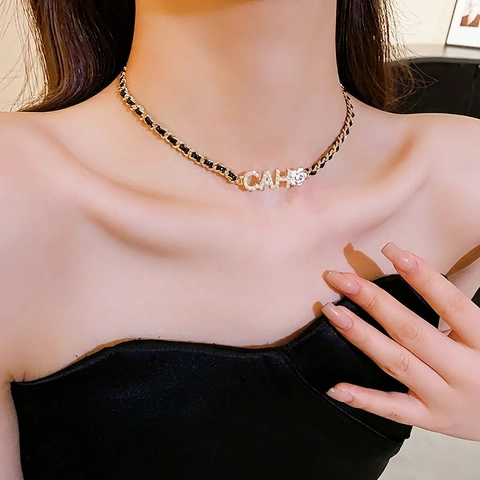 Collar Colgante Letra Flor De Camelia Vintage Aleación Chapada Oro Cadena Tejida Cuero Negro Diamante Perla Artificial Mujeres