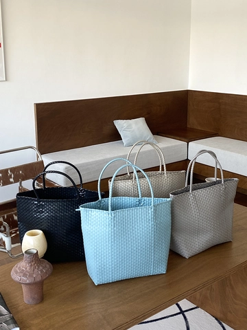 Sommer Gewebte PVC Tragetasche Lässige Strand Urlaub Minimalistische Große Kapazität Handtasche Damen Stilvolles Accessoire