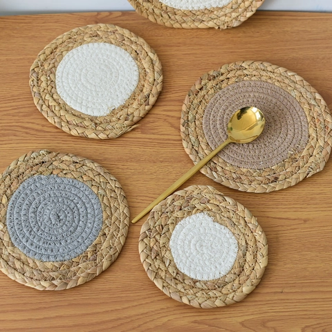 Sets de Table Ronds Tissés à la Main Nordiques Isolés Thermiquement Sous-verres en Vigne Naturelle et Coton pour Table à Manger