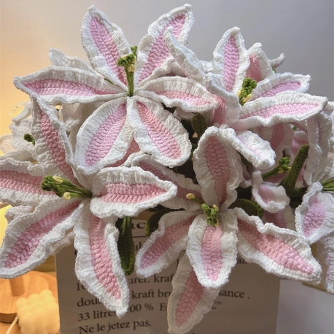 Handgefertigte Häkel-Lilie Garn Gestrickte Künstliche Blume Heimdeko Hochzeitsgeschenk Realistischer Blumenstiel