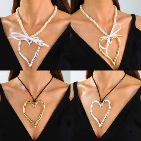 Collana di Perle Artificiali in Lega Vintage Grande Pendente a Cuore Cavo per Donna Catena a Clavicola con Fiocco Esagerato Gioielli Festa