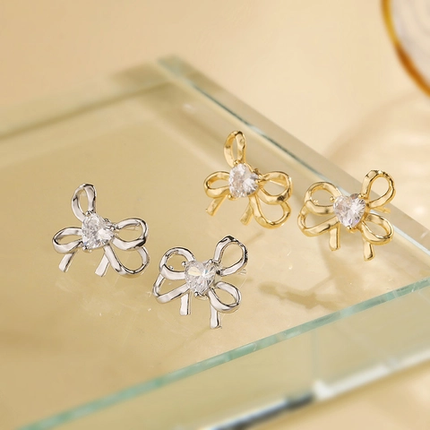 Squisiti Orecchini a Bottone a Fiocco in Rame Placcato Oro 18K Con Zirconia a Forma di Cuore Eleganti Gioielli da Donna