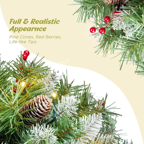 Hängender Weihnachtskorb Künstlicher Kiefer Pflanzgefäß Warme LED-Lichter Kiefernzapfen Rote Beeren Gefrostetes PVC Metalldraht Kokosmatte