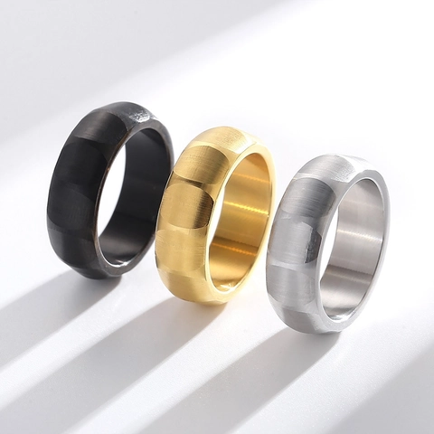 Herren Band Ring Gebürsteter Titanstahl Matt Geometrisch Facettiert Vakuumvergoldet 18K Gold Schmuck Zubehör