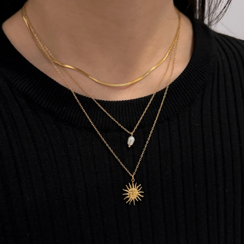 Collana A Strati Da Donna Acciaio Inossidabile 304 Placcato Oro PVD Catena Serpente Ciondolo Sole Perla Artificial Gioielli