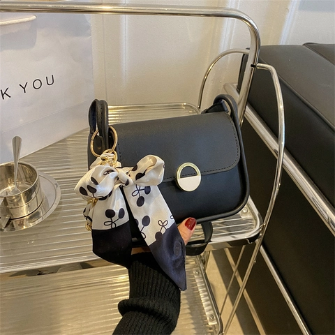 Elegante Damen PU Leder Schulter Umhängetasche Mit Satinnschal Dekor Runde Metallschnalle Flip Kleine Quadratische Tasche