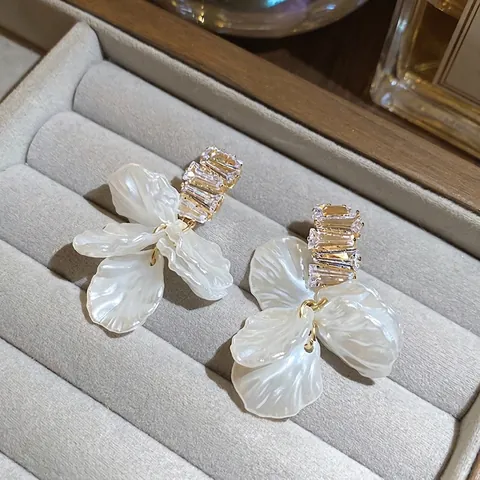 Pendientes Elegantes De Borla Con Pétalos De Flores Aleación Chapada En Oro Con Circón Y Poste De Plata Estilo Retro Francés