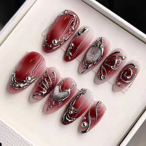 Rode Gradiënt Plaknagels Met Zilveren 3D Vloeibaar Metalen Lijnen Harten Vlinder Y2K Gothic Lange Amandelvorm Kunstnagels