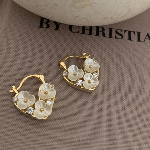 Pendientes De Aro Huggie En Forma De Corazón Cobre Chapado En Oro 18K Flor Blanca Circonita Joyería Hueca Para Mujer