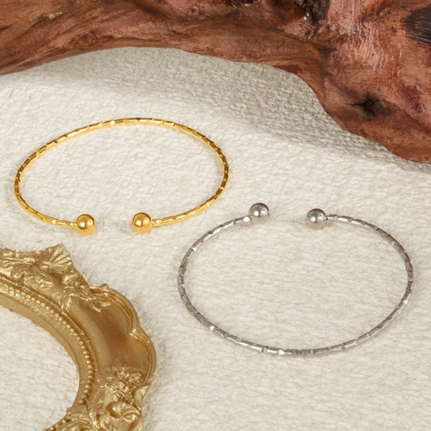 Bracciale Rigido Aperto Regolabile in Acciaio Inossidabile 304 da Donna Moda Placcato Oro 18K Texture Martellata Gioielli
