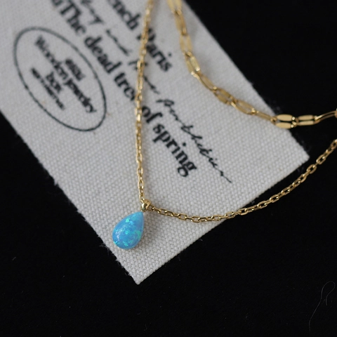 Collana A Doppio Strato Delicata In Acciaio Al Titanio Placcato Oro 18K Con Ciondolo A Goccia In Opale Artificiale Blu Donne