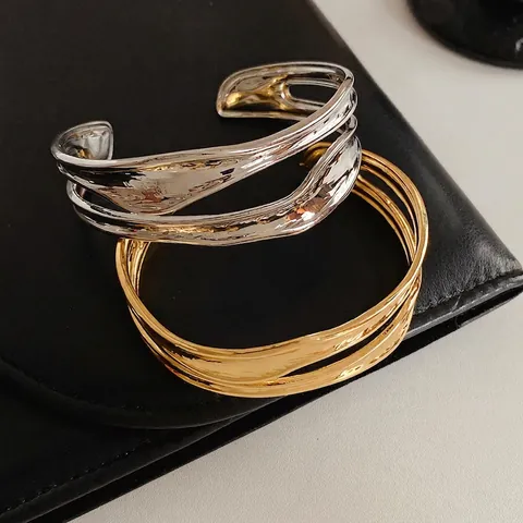 Irregulares Hohles Doppelschichtiges Kupfermanschettenarmband Minimalistisches Wellen Flüssigmetall Stil Verstellbarer Offener Armreif