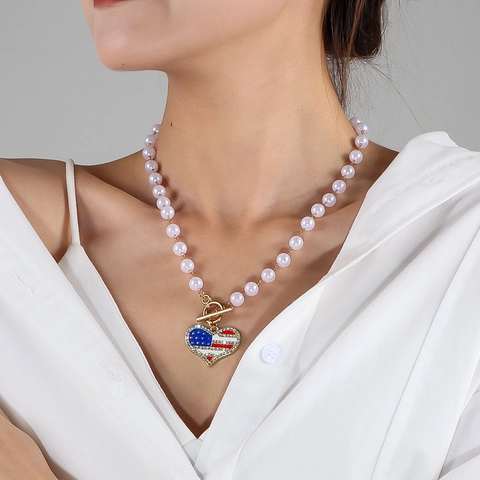 Collana di Perle Artificiali Patriottica con Ciondolo a Cuore Bandiera USA Strass Intarsiati Chiusura a T Gioielli Moda Donna