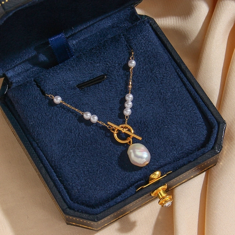 Collar de Acero Inoxidable Bañado en Oro 18K con Colgante de Perla Artificial Barroca y Hebilla OT para Mujer Joyas