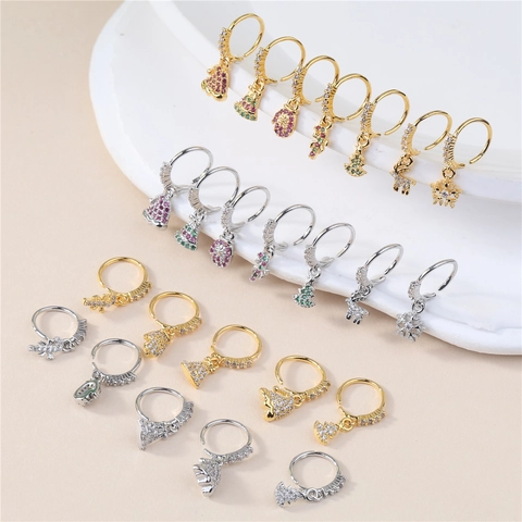 Anello al Naso in Rame e Zirconia con Ciondolo a Tema Natalizio Fiocco di Neve Renna Albero Campanella Piercing Gioielli