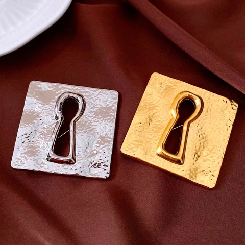 Vintage Quadratische Legierung Brosche Pin Für Frauen Retro Schlüsselloch Ausschnitt Hammerschlag Textur Anzug Accessoire