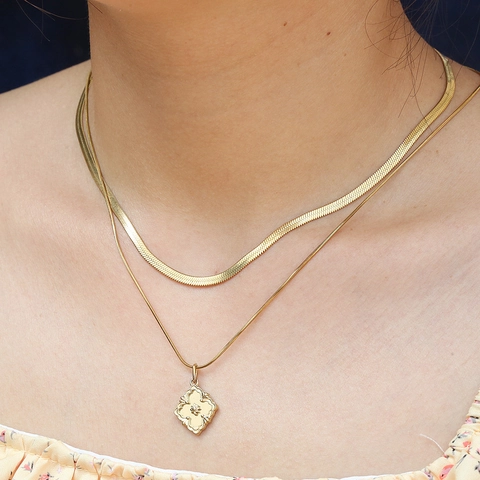 Collier Double Couche en Acier Inoxydable Plaqué Or 18K pour Femme Pendentif Floral Vintage Chaîne Serpent Bijoux