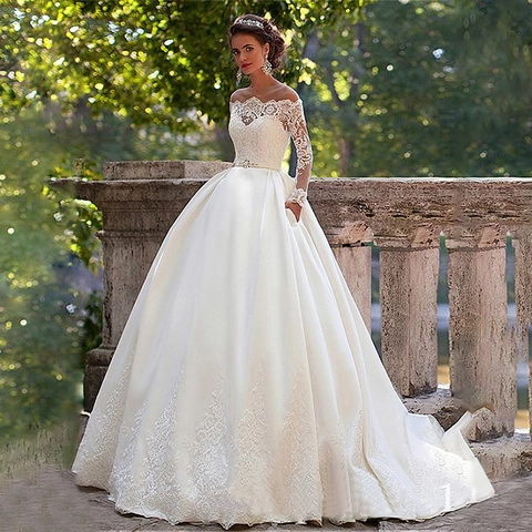 Elegantes Schulterfreies Hochzeitskleid Lange Spitzenärmel Satin Brautkleid Mit Strassgürtel Und Schleppe Für Damen