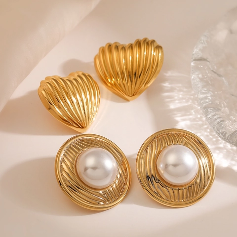 Orecchini A Lobo Cuore Perla Artificial Vintage Acciaio Inossidabile Placcato Oro 18K Gioielli Metallo Strutturato Donne