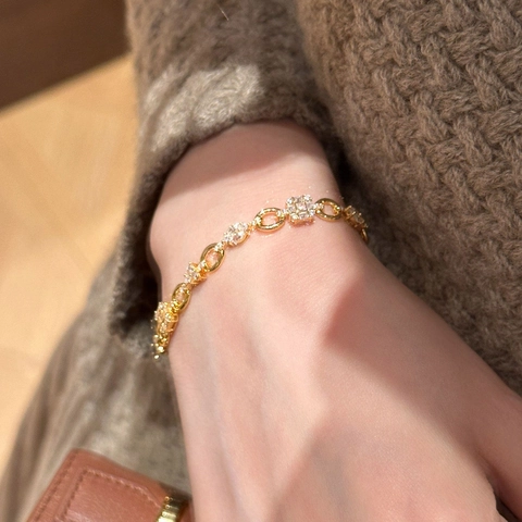 Elegant Copper Zirconia Flower Heart Adjustable Bracelet For Women Light Luxury Niche Fashion Hand Jewelry Gift