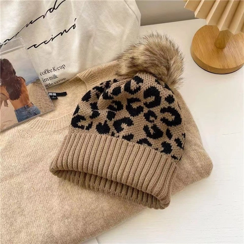 Berretto in Maglia Leopardato da Donna Con Pompon in Ecopelliccia Invernale Caldo Morbido Poliestere Berretto alla Moda