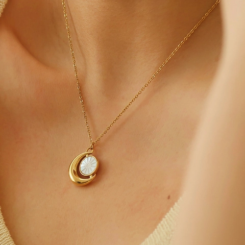 Collana da Donna in Acciaio Inossidabile Con Pendente Sole Luna Placcato Oro Intarsio in Conchiglia Bianca Design Celestiale Gioielli